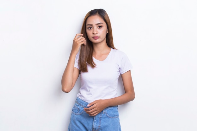 Portret van mooie jonge Aziatische vrouw met schoon en fris haar geïsoleerd op een witte achtergrond