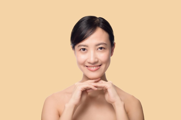 Portret van mooie jonge aziatische vrouw schone frisse blote huid concept met uitknippad