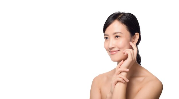 Portret van mooie jonge Aziatische vrouw schone verse blote huid concept Aziatisch meisje schoonheid gezicht huidverzorging en gezondheid wellness gezichtsbehandeling perfecte huid natuurlijke make-up op witte achtergrond