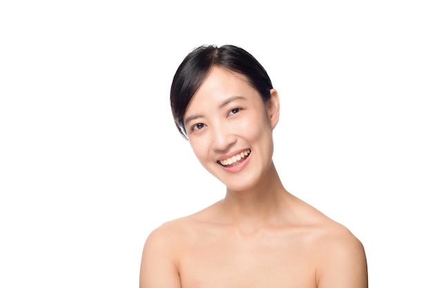 Portret van mooie jonge Aziatische vrouw schone verse blote huid concept Aziatisch meisje schoonheid gezicht huidverzorging en gezondheid wellness gezichtsbehandeling perfecte huid natuurlijke make-up op witte achtergrond