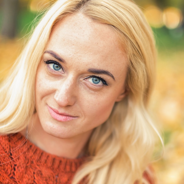 Foto portret van mooie jonge blanke vrouw