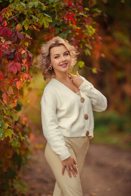 Portret van mooie jonge blonde vrouw in de herfstpark