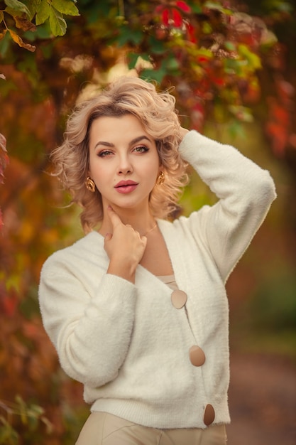 Portret van mooie jonge blonde vrouw in de herfstpark