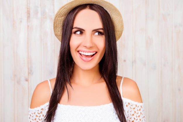 Portret van mooie jonge brunette in zomerpet