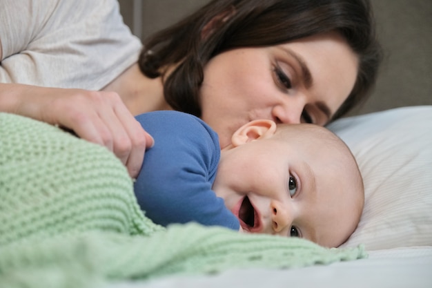 Portret van mooie jonge moeder en haar baby