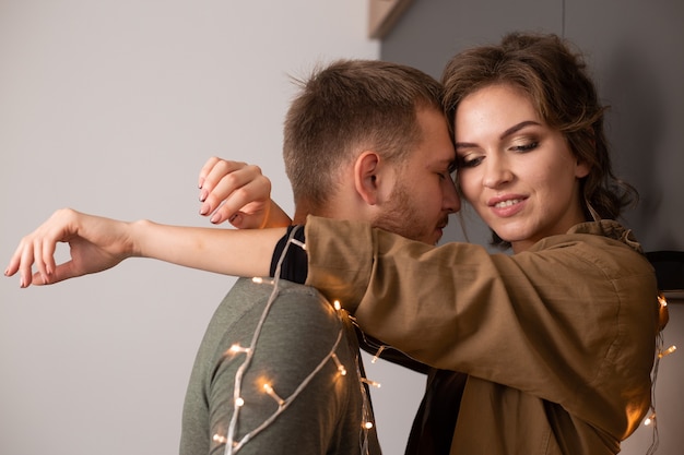 Portret van mooie jonge paar verliefd kussen en glimlachen