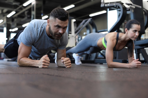 Portret van mooie jonge sport paar op een plank positie.