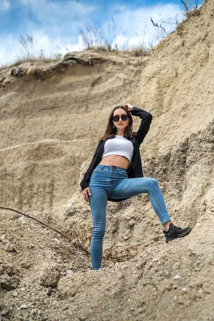 Portret van mooie jonge vrouw bij natuurzomerreis naar zandgroeve