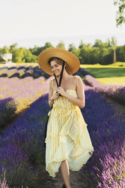 Portret van mooie jonge vrouw in een veld vol lavendelbloemen