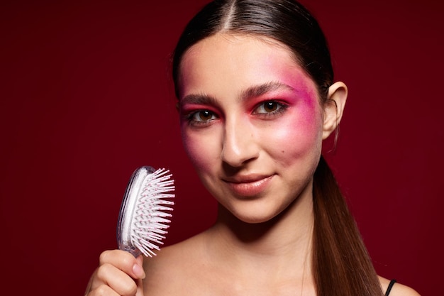 Portret van mooie jonge vrouw make-up emoties cosmetica haarverzorging roze achtergrond ongewijzigd