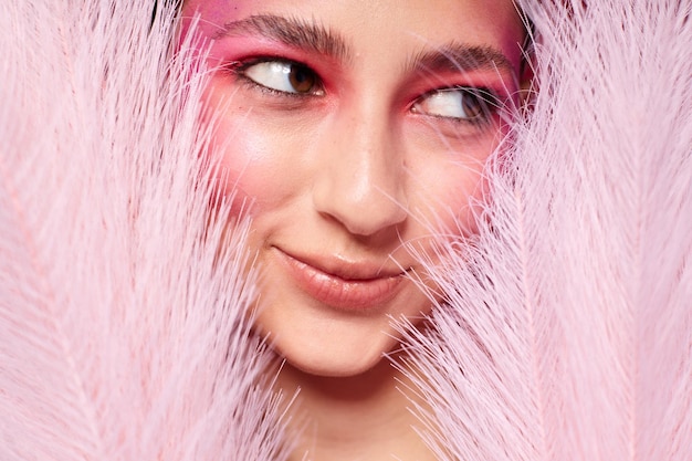 Portret van mooie jonge vrouw make-up emoties cosmetica haarverzorging roze achtergrond ongewijzigd