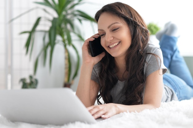 Portret van mooie jonge vrouw met behulp van moderne laptop