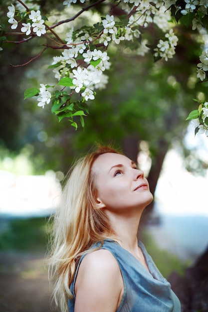 Portret van mooie jonge vrouw met bloemen