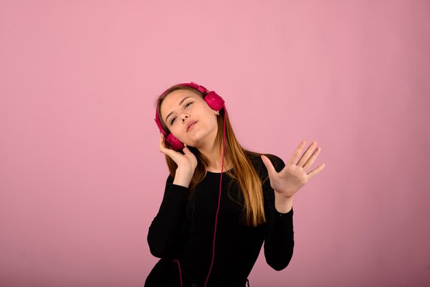 Portret van mooie jonge vrouw met een koptelefoon