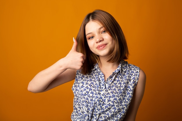 portret van mooie jonge vrouw met handgebaar