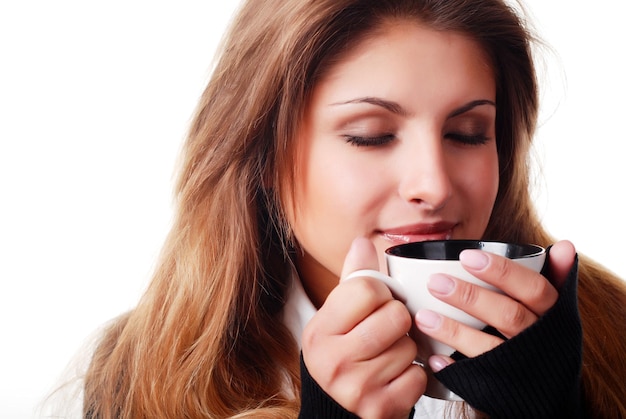 Portret van mooie jonge vrouw met kopje koffie