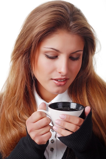 portret van mooie jonge vrouw met kopje koffie