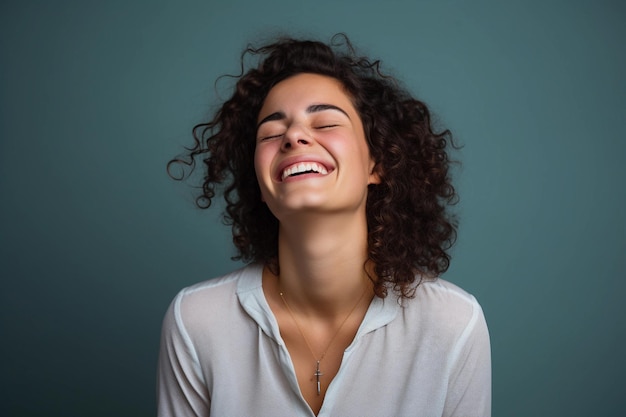 Portret van mooie jonge vrouw met krullend haar glimlachend op groene achtergrond