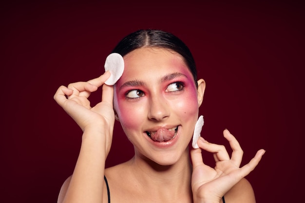 Portret van mooie jonge vrouw roze gezicht make-up poseren aantrekkelijk uiterlijk huidverzorging close-up ongewijzigd