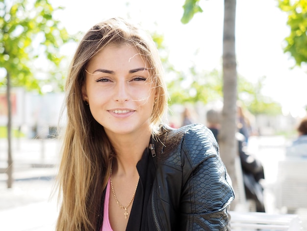 Portret van mooie jonge vrouw