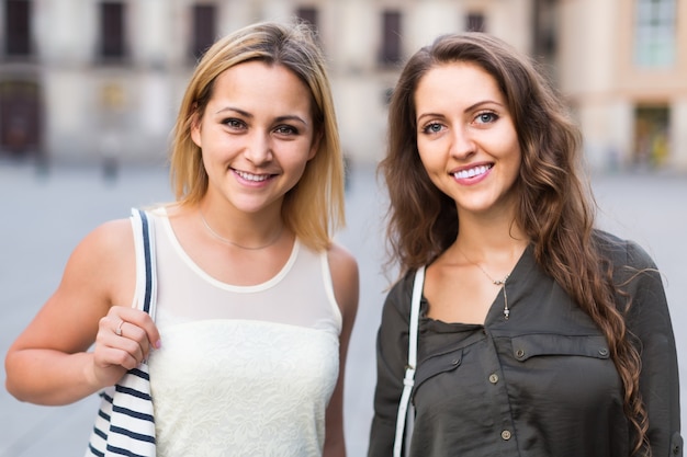 Portret van mooie jonge vrouwen die een wandeling hebben