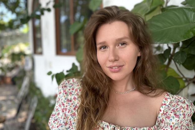 Portret van mooie jonge vrouwentuinman in huis verse natuurlijke tuin met groeiende groene bladeren