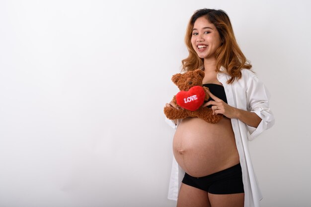 Portret van mooie jonge zwangere Aziatische vrouw