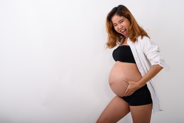 Portret van mooie jonge zwangere Aziatische vrouw