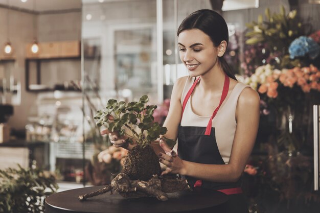 Portret van mooie meisjesbloemist in bloemwinkel