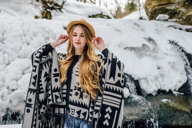 Portret van mooie meisjesreiziger in de winterbergen