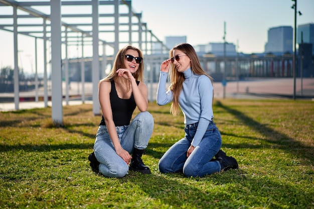 Portret van mooie modieuze jonge vrouw