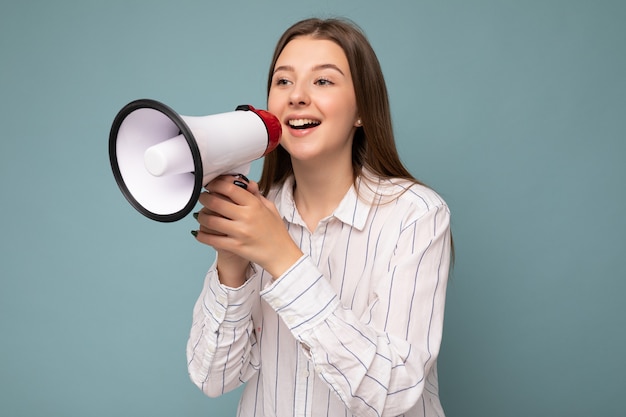 Portret van mooie mooie positieve gelukkig lachende donkerblonde jonge vrouw met oprechte emoties