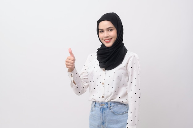 Portret van mooie moslimvrouw met hijab over witte achtergrond studio