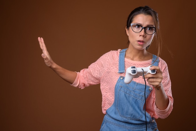 Portret van mooie nerd vrouw spelen