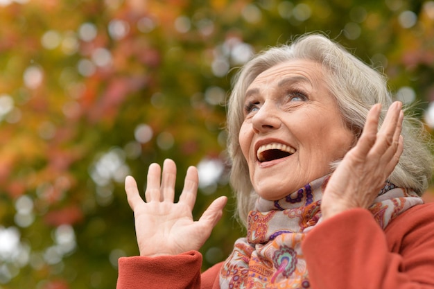 Foto portret van mooie senior vrouw in park