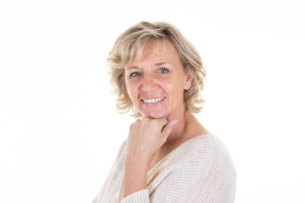 Portret van mooie senior vrouw met blond haar volwassen op witte achtergrond