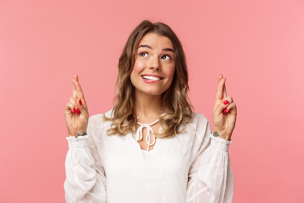 Portret van mooie, tedere glimlachende vrouw