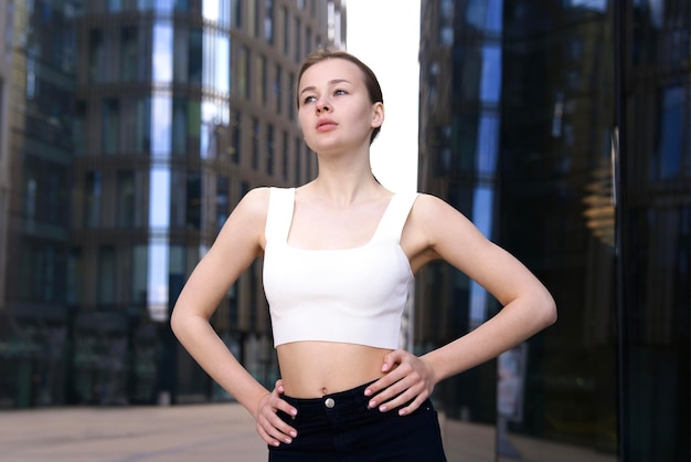 Portret van mooie tiener tiener jong slim fit atletisch meisje in een goede vorm