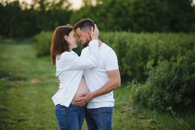 Portret van mooie toekomstige ouders tijdens zonsondergang