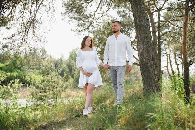 Portret van mooie toekomstige ouders tijdens zonsondergang