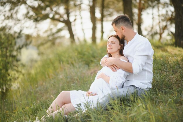 Portret van mooie toekomstige ouders tijdens zonsondergang