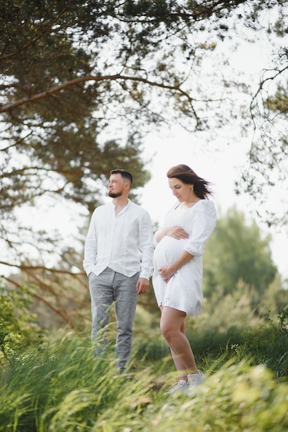 Portret van mooie toekomstige ouders tijdens zonsondergang