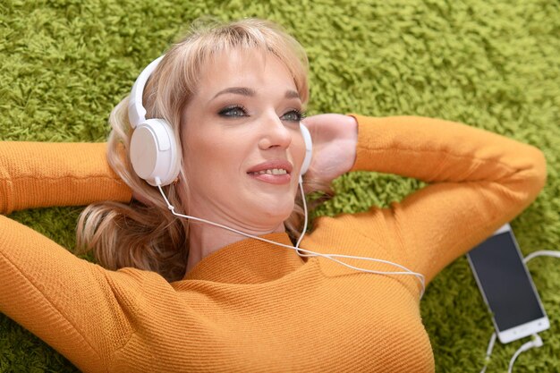 Foto portret van mooie vrouw die naar muziek luistert