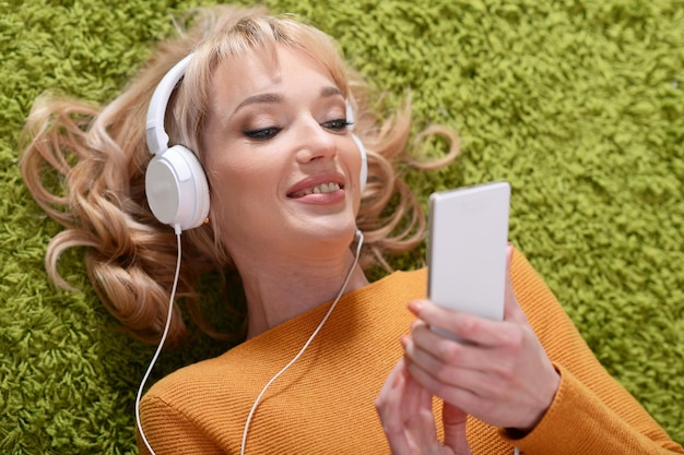 Portret van mooie vrouw die naar muziek luistert