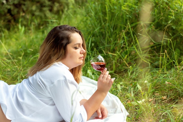 Portret van mooie vrouw die op gras legt