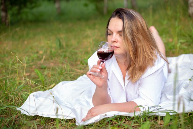 Portret van mooie vrouw die op gras legt