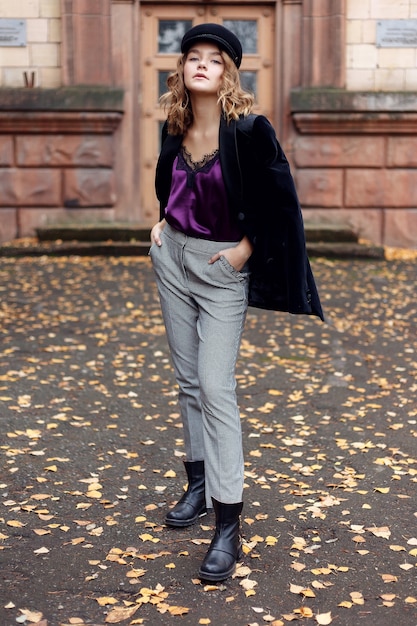 Portret van mooie vrouw die zich voordeed op straat