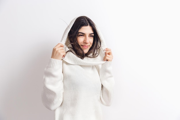 Portret van mooie vrouw geïsoleerd op witte studio