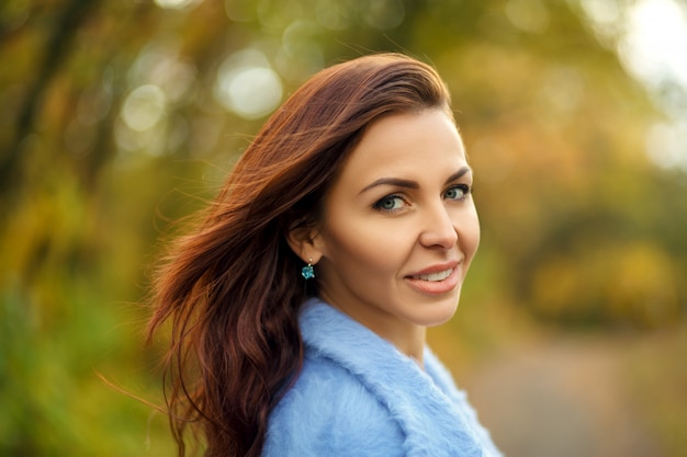 Portret van mooie vrouw in de herfstpark