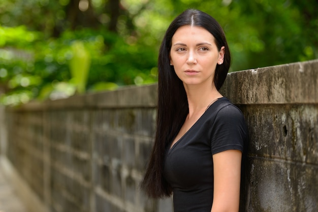 Portret van mooie vrouw in de straten buiten